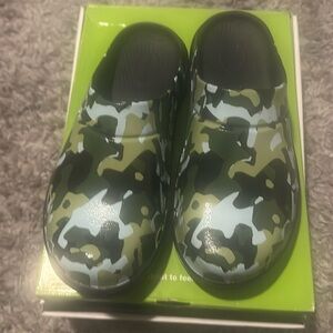 OOFOS Clog women’s - jungle camo new with the box